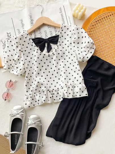 SHEIN Genkimix Kids 少女时尚简约波点印花镂空蝴蝶装饰花瓣袖上衣搭配宽松黑色直筒裤，夏季