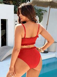 Swim Basics Conjunto de traje de baño de vacaciones en la playa para mujer, con parte superior tipo bandeau de tela jacquard de unicolor con adorno floral y Bottom tipo bikini de tela jacquard de unicolor con volante en la cintura, estilo minimalista sexy - Rojo - Ver 2