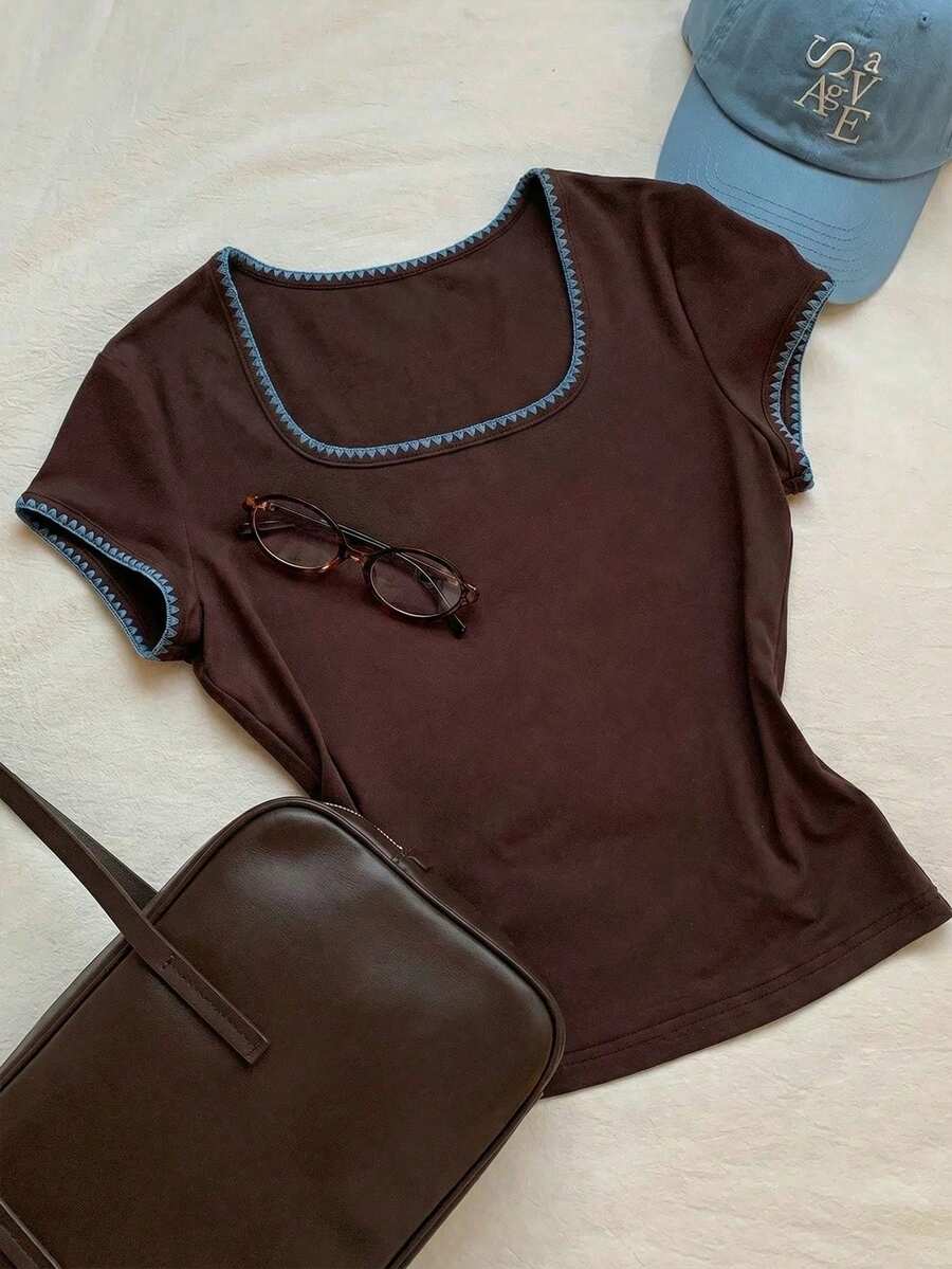 SHEIN EZwear 休闲简约刺绣贝壳边饰圆领修身女式T恤，适合夏季、度假、音乐节等场合。 - 棕色 - 查看 1