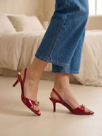 Elegantes sandalias  de tacón con detalle metálico, puntera cuadrada y tira al tobillo para mujer.