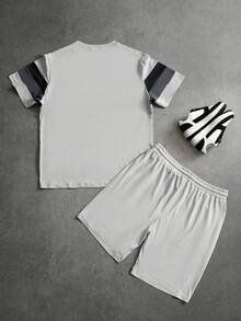 Manfinity CasualCool 男士三件套圆领T恤套装，三色拼接，灰色调，短袖短裤套装；男士灰白套装；男士夏季运动服；男士两件套休闲短裤套装；男士套装短裤；男士两件套条纹复古风，适合日常休闲、周末旅行、户外活动、探险旅行、轻松的工作环境或半正式场合，可作为男友/丈夫礼物、周年纪念/生日礼物、派对夏季假期、沙滩装、夏威夷婚礼、春夏两季穿着。 - 灰色 - 查看 2