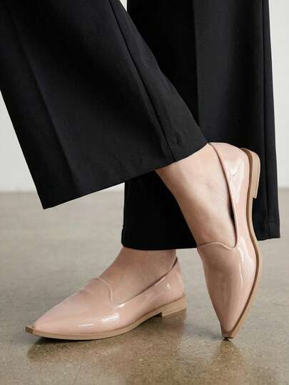 Mocasines de charol para mujer, estilo clásico de punta afilada, estructura elegante con acabado brillante de alta calidad, suela baja y antideslizante, interior suave y adaptable a diferentes formas de pie, modelo atemporal ideal para oficina, eventos formales o looks casuales sofisticados, fácil de combinar con pantalones, faldas y vestidos, disponibles en diferentes colores modernos y versátiles, construcción ligera para comodidad durante todo el día, detalles diseñados para durabilidad