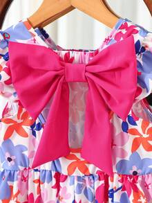 SHEIN Elladie kids 女童春夏新款休闲时尚连衣裙，彩色花卉数码印花图案，圆领无袖荷叶袖设计，后背镂空，紫红色3D蝴蝶结装饰，腰部收紧荷叶边下摆，适合小女孩穿着，可爱、舒适、优雅，适合日常、上学、外出、度假、派对等场合。公主裙、童装、花童裙、女童蝴蝶结裙、花卉蝴蝶结裙、带蝴蝶结的童装、夏季服装。柔软舒适。 - 彩色 - 查看 4