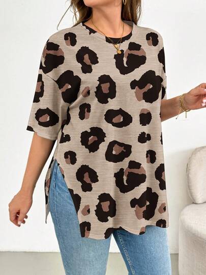 SHEIN Essnce Camiseta de talla grande de verano casual con estampado de leopardo y abertura lateral