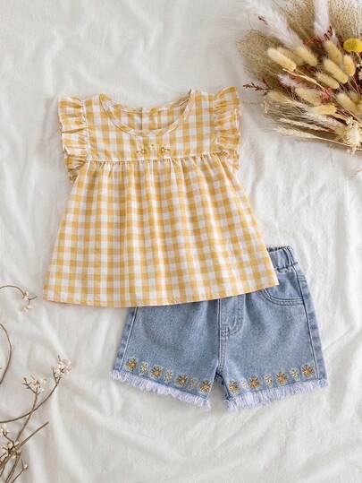 SHEIN Vintaside Kids 女童两件套夏季套装，复古甜美可爱街头休闲乡村风穿搭推荐：黄白格纹泡泡袖上衣，饰有同色系刺绣花朵，搭配浅蓝色毛边牛仔短裤，同样饰有黄色刺绣花朵。和谐的层次感设计散发青春活力，适合日常出行和假日聚会。