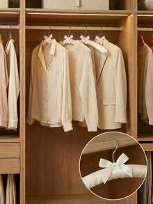 Cirelle Bộ 5 móc treo quần áo chống trượt bọc vải lụa – Lõi xốp liền mạch, nhẹ nhàng với quần áo, tiết kiệm không gian cho áo len & áo khoác, giúp sắp xếp đồ đạc trong phòng ngủ và tủ quần áo. - Nhiều màu - Xem 2