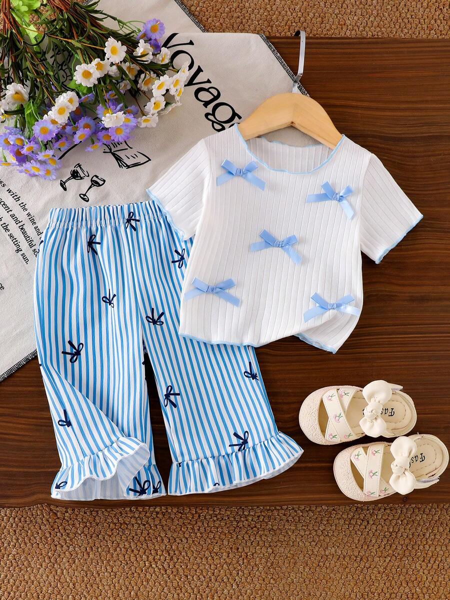 SHEIN Playful Pals 2件套女婴幼儿/新生儿0-3岁春夏可爱休闲条纹蝴蝶结针织短袖T恤和条纹蝴蝶结印花裤套装 - 藍色 - 查看 1