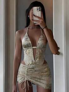 Bonvoyette 新款女士优雅魅力性感 Y2K 复古前卫奢华紧身连体泳衣及迷你裙/连衣裙，采用特殊金属金色闪光面料，露背吊带深 V 领露腰设计，饰有串珠细节，侧边褶皱抽绳和不对称下摆，适合夏季海滩度假、夜店派对、音乐节、母亲节/婚礼假日以及春假穿着。 - 金色 - 查看 5