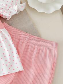 SHEIN Playful Pals 2026春夏新款时尚假日女童两件套，采用优质面料制成，饰有俏皮的波点图案，荷叶边领泡泡袖上衣搭配喇叭裤，适合户外探险，让孩子们在阳光下自由奔跑；也适合休闲运动和优雅派对，让小公主在任何场合都成为众人瞩目的焦点。 - 粉色 - 查看 5