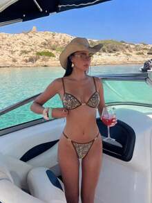 Swim Vcay 新款女士优雅奢华 Y2K 辣妹风两件式比基尼套装，巧克力棕色薄纱三角上衣，饰有手工刺绣花卉和金色亮片豹纹印花，正面金色圆环装饰，高腰性感泳裤侧边饰有圆环，复古迪斯科魅力风格泳装，完美适用于夏季海滩度假、泳池派对、游艇出游、夜间活动和节日盛装。 - 棕色 - 查看 4