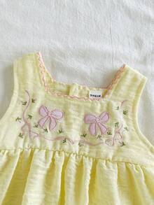 Vintaside Kids 女童夏季纯白连衣裙，无袖方领设计，时尚优雅甜美公主风，采用梭织面料，宽松版型，领口饰有狗毛线，增添精致感。胸前和口袋上的花蝶刺绣图案充满童趣和浪漫气息。下摆处的两个小口袋既美观又实用。适合度假、拍照、参加婚礼、上学、参加派对等各种场合。 - 黃色 - 查看 6