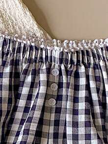 SHEIN Unity Quần short mùa hè mới, họa tiết kẻ caro xanh trắng, viền ren ở eo, lưng thun điều chỉnh được, có nút cài trang trí, gấu quần xếp ly dễ thương, phong cách retro sinh viên đa năng, phù hợp cho công sở, thường ngày, dự tiệc, đám cưới và mặc hàng ngày. - Đen và trắng - Xem 3