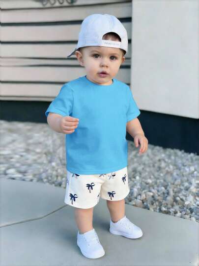 SHEIN 男婴纯色圆领短袖T恤搭配棕榈树印花短裤，休闲简约套装，适合夏季穿着