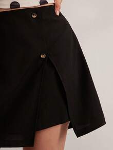 SHEIN VCAY Quần short ống rộng màu trơn, dáng suông, vạt bất đối xứng, kiểu dáng thanh lịch đường phố, quần short thời trang, trang phục sân bay, quần ống rộng xẻ tà cài cúc phía trước kẻ caro dành cho nữ, váy quần short đen. - màu đen - Xem 7