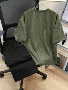 SHEIN 青少年男童简约小写字母撞色纹理深灰色短袖T恤搭配乳白色工装裤套装，休闲学院风，舒适时尚，简约实用，百搭柔软面料，适合日常穿着，适合上学，适合旅行，适合户外运动，适合春、夏、秋、冬四季。韩版男童套装，宽松男童服装，军绿色男童套装，宽松T恤，男童T恤，青少年男童服装，宽松T恤，休闲装 - 軍綠色 - 查看 2