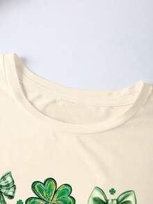 EMERY ROSE Áo thun cỡ lớn in hình nơ xanh lá cây, cỏ ba lá, mũ lon vàng, không khí may mắn ngày lễ Thánh Patrick - Màu be - Xem 3