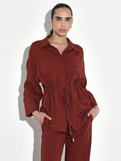 KSTM Blusa de mujer de manga larga con ajuste relajado, cuello con botones, cintura ajustable con cordón, color rojo óxido