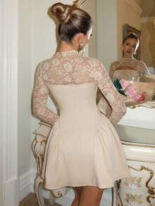 Glamine Charm 时尚简约黑色蕾丝拼接镂空针织连衣裙，适合单身派对、女生聚会、晚宴、情人节与伴侣约会等场合。 - 杏色 - 查看 2