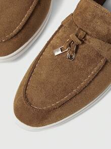 Sleekvia 女士圆头手工缝制日常百搭时尚平底鞋，绒面革高鞋面吊坠通勤鞋 - 摩卡棕 - 查看 7