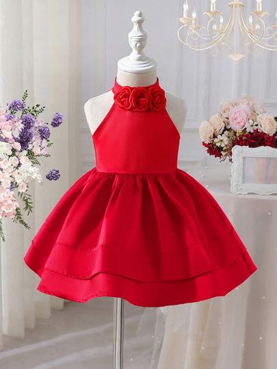 女婴夏季红色甜美公主风3D玫瑰装饰吊带连衣裙，层叠荷叶边下摆设计，适合日常外出、生日派对、家庭聚会、节日庆典、舞蹈活动等场合。