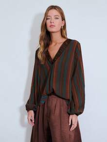 Nöista 夏季条纹V领长袖衬衫，饰有刺绣亮片。精致的刺绣细节和轻盈的雪纺面料，搭配直筒剪裁和宽松袖口，确保穿着舒适，适合各种身材。女士休闲外出上衣。 - 棕色 - 查看 4
