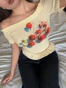 DAZY 春夏休闲街头风黄色露肩上衣，花卉字母印花，荷叶边下摆，音乐节和度假风短袖T恤，女士印花T恤，女士露脐上衣 - 黃色 - 查看 6