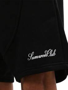 SUMWON Pantalones cortos negros con cordón para hombres con bordado de logotipo con texto, ropa de estar en casa casual de verano, ajuste relajado, cintura elástica - Negro - Ver 3