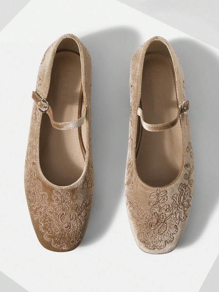 WOMEN'S RETRO ELEGANT EMBROIDERED VELVET ADJUSTABLE BUCKLE FLAT SHOES VALENTINE'S DAY