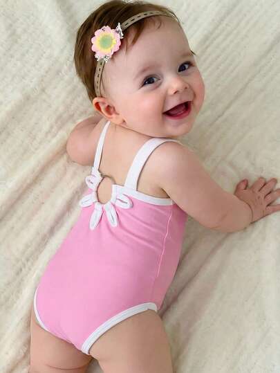 SHEIN Áo tắm liền thân dây mảnh màu đen khoét lỗ họa tiết hoa dễ thương cho bé gái, thích hợp cho mùa hè.