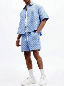 SUMWON Conjunto de dos piezas de camisa de manga corta con patrón geométrico azul claro y pantalones cortos con cordón para hombre, conjunto a juego de estilo casual de verano - Azul - Ver 1