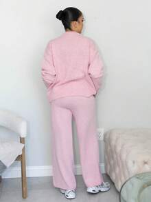 Melissa Matos Conjunto de Malha Casual com Top de Manga Longa com Gola Assimétrica Rosa e Calça Longa com Cordão na Cintura - Rosa chiclete - Visão 2