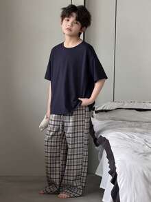 Dazy Kids 男童纯色圆领短袖上衣和格子裤休闲家居服睡衣套装（夏季款） - 藏蓝色 - 查看 3