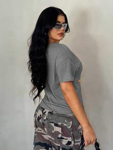 SHEIN SXY 大码女式基础款纯色卡其色休闲复古做旧街头风短袖上衣，宽松朋克摩托车图案印花T恤，饰有金属链条，适合日常穿着/音乐节/俱乐部/派对等场合，西部风格图案T恤，复古T恤 - 淺灰色 - 查看 2