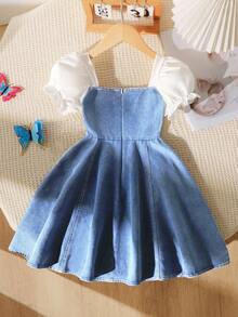 SHEIN Playful Pals 女童（小号）春夏牛仔连衣裙，白色蝴蝶结装饰，白色梭织面料泡泡袖拼接牛仔腰身连衣裙，白色串珠下摆设计，适合年轻女孩穿着，优雅、休闲、时尚、可爱，适合日常、上学、外出、度假、派对等场合。 - 淺色水洗藍 - 查看 3