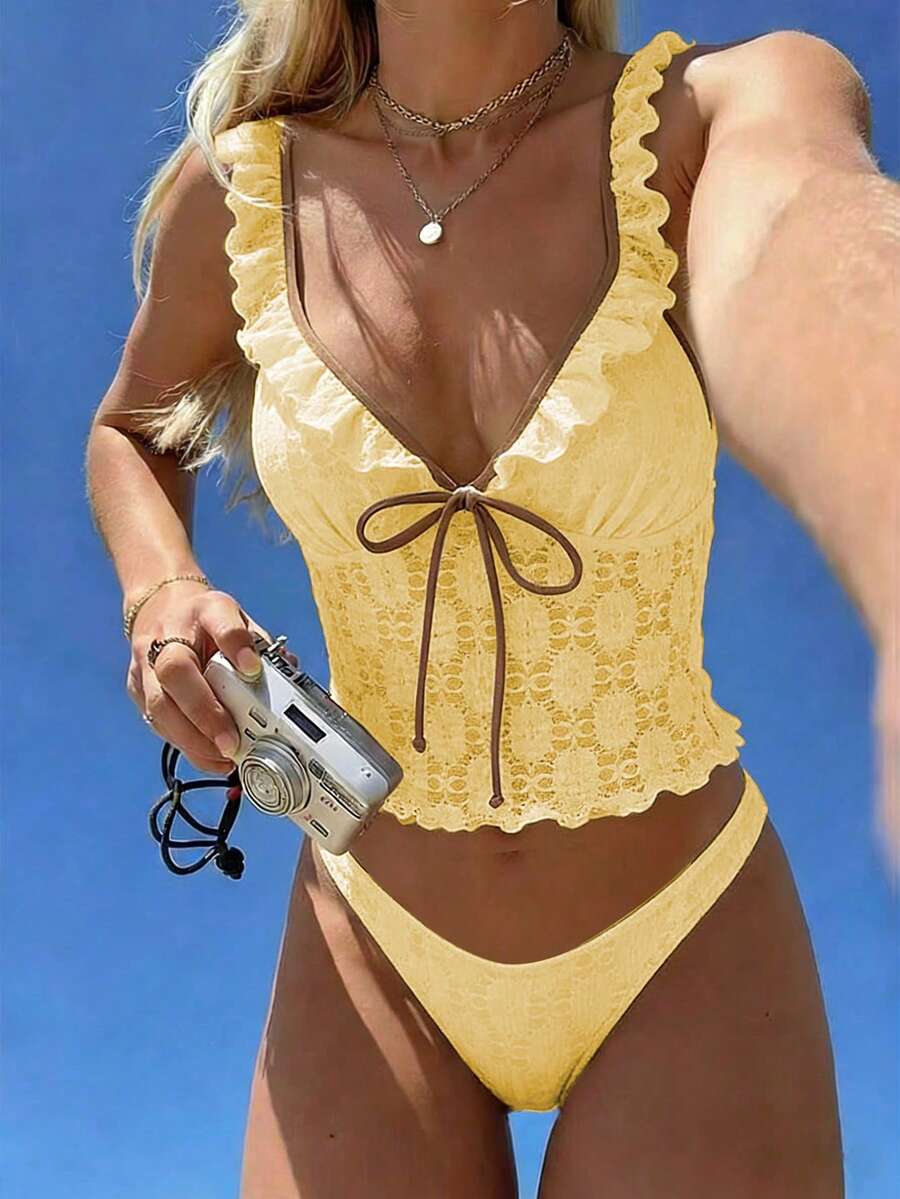 Swim Mod 夏季新款欧美风分体两件套泳衣，露脐上衣饰有撞色滚边和荷叶边，搭配撞色滚边三角泳裤，支撑性吊带比基尼泳衣套装，适合海滩、泳池派对、生日等场合。 - 鵝黃色 - 查看 1