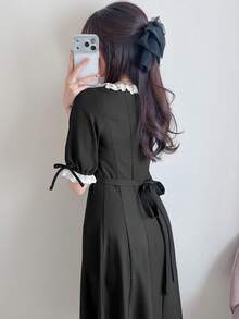 FRIFUL 女款對比色荷葉邊袖領結腰部A字裙夏季陽光裙 - 黑色 - 查看 2