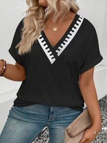 EMERY ROSE Plus Size Women Casual V-Neck Contrast Color Floral Print Short Sleeve Curved Hem Basic T-Shirt - Black - View 4