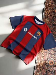 Manfinity Campus Court 复古街头风，巴塞罗那 Spotify 标志和徽章刺绣，男士红蓝条纹短袖足球球衣 T 恤 - 彩色 - 查看 5