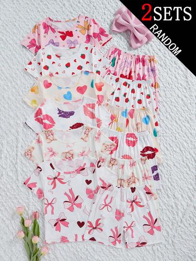 两套少女宽松圆领短袖睡衣套装，包含上衣和配套短裤，六件盲盒随机发货，图案包括彩色嘴唇印花、蝴蝶结、爱心、草莓、泰迪熊和蝴蝶，面料柔软舒适，适合夏季室内穿着，颜色柔和淡雅。