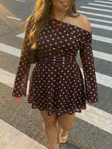 SHEIN ICON 大码女式波点网纱单肩长袖迷你连衣裙，Y2K风格，适合秋季、约会和性感穿着；也是女士春季连衣裙，优雅的女式连衣裙。 - 棕色 - 查看 1