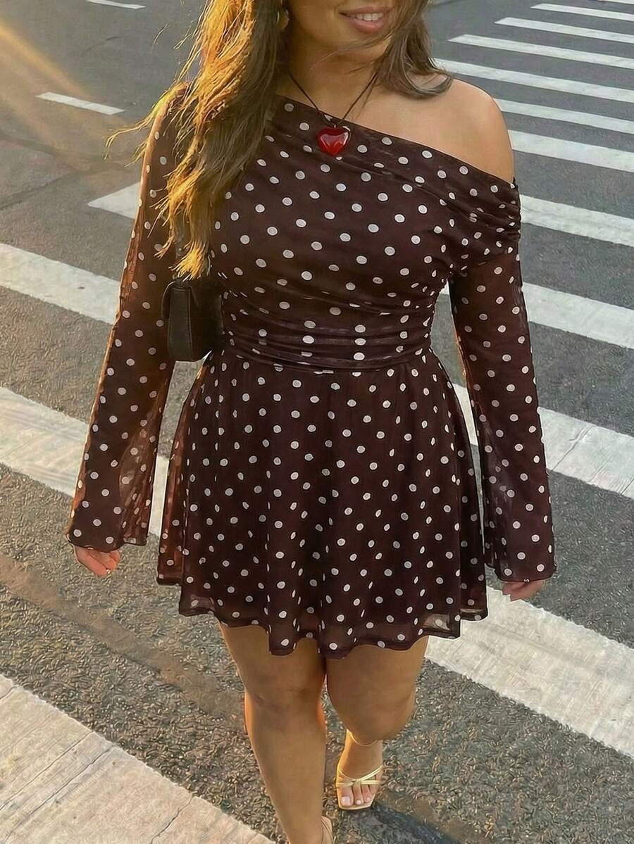 SHEIN ICON 大码女式波点网纱单肩长袖迷你连衣裙，Y2K风格，适合秋季、约会和性感穿着；也是女士春季连衣裙，优雅的女式连衣裙。 - 棕色 - 查看 1