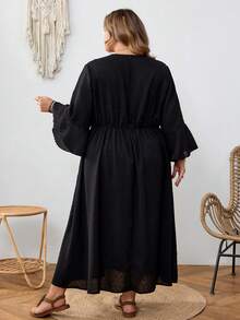 SHEIN CURVE+ 大码女士刺绣花卉喇叭袖长款连衣裙，适合度假穿着 - 黑色 - 查看 2