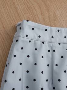 Franclia 浅灰色通勤套装，无袖高领上衣搭配波点迷你裙。简约修身的剪裁凸显腰线。面料柔软飘逸。上衣的蝴蝶结装饰和裙子上均匀分布的波点，展现了精湛的工艺，简约而不失优雅。 - 彩色 - 查看 5