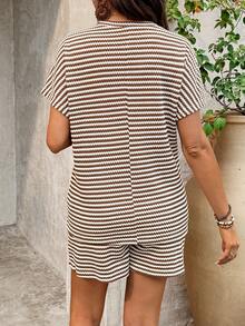 SHEIN 两件套孕妇休闲条纹蝙蝠袖T恤和短裤套装 - 棕色 - 查看 2