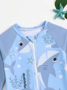 婴儿拉链泳衣，海洋生物鲨鱼印花。夏季海滩度假必备时尚单品。长袖设计，蓝色撞色，可爱的鲨鱼和海洋生物卡通图案。生动活泼。适合可爱的男宝宝在海滩玩耍时穿着。 - 彩色 - 查看 4