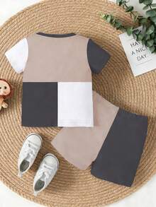 SHEIN Playful Pals Set de 2 piezas de camiseta de manga corta con cuello redondo y estampado de bloque de color y logo minimalista de caballero + pantalones cortos a juego con bloque de color, adecuado para salidas en verano para niño bebé - Multicolor - Ver 2