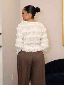 Melissa Matos Camisa de moda con cuello redondo, botones delanteros cortos y dobladillo con volantes en unicolor para mujer, Blusa elegante de gasa y encaje en color albaricoque para mujer, para otoño/invierno, Blusa blanca, Graduación, Atuendos de maestra para mujer, Regreso a clases, Blusas elegantes para mujer - Beis - Ver 3