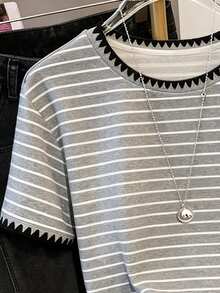 Resyla Imprimé numérique rayé, t-shirt col rond à manches courtes pour femmes, style minimaliste mode, avec broderie de dentelle. Cadeau pour les amis - Gris pâle - Voir 3