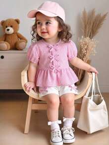 SHEIN Vintaside Kids 女宝宝条纹蝴蝶结荷叶边短款泡泡袖衬衫和短裤休闲两件套 - 彩色 - 查看 5