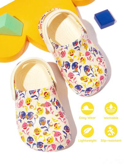 BABY SHARK X SHEIN Boys&Grils Cute Cartoon Fish Print Beige Children's Slip-On Garden Clogs Toddlers & Kids Non-Slip Breathable Quick-Drying Water Shoes, Lightweight And Durable EVA Material, Unisex For Boys Girls In The House, Bthroom, Playground, Swimming Pool, Beach Shower Slides Slippers Sandals Indoor Outdoor